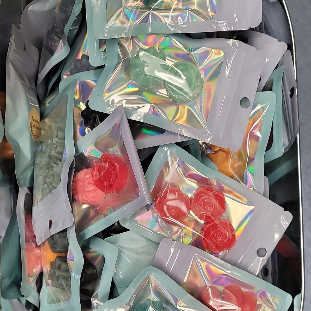 Perfect For Vday! Floral Shaped Wax Melts -Smell Amazing And Handmade. 6/10$